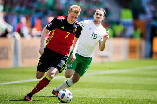 Belgiens Kevin de Bruyne och Irlands Robbie Brady i