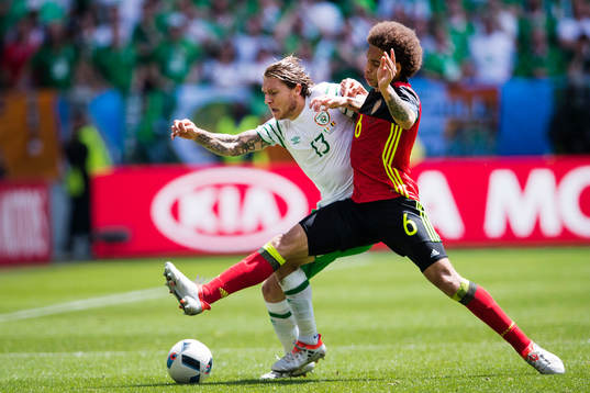 Irlands Jeff Hendrick och Belgiens Axel Witsel i