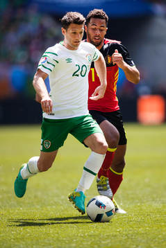 Irlands Wes Hoolahan och Belgiens Mousa Dembele i