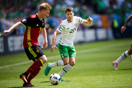 Belgiens Kevin de Bruyne och Irlands Wes Hoolahan i