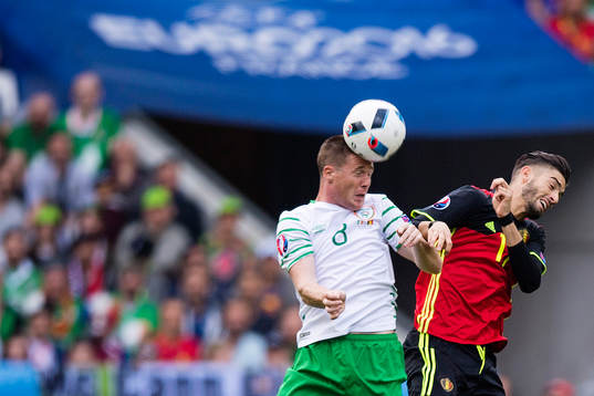 Irlands James McCarthy och Belgiens Eden Hazard i