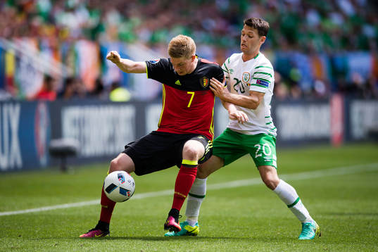 Belgiens Kevin de Bruyne och Irlands Wes Hoolahan i