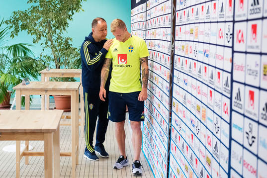 Presschef Niklas Bodell pratar med John Guidetti på
