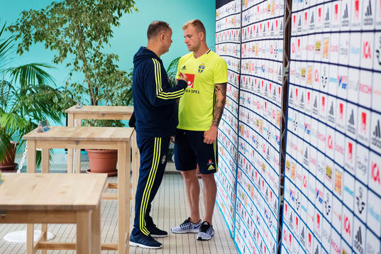 Presschef Niklas Bodell pratar med John Guidetti på