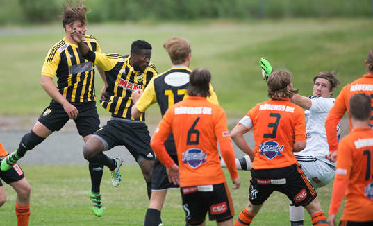 IFK Hässleholms Kojo Annor gör 1-0 i matchen i division 2