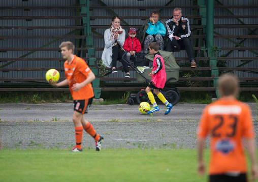 Familj på läktaren i matchen i division 2 mellan IFK