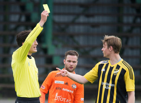 IFK Hässleholms Axel Harletun varnas i matchen i division
