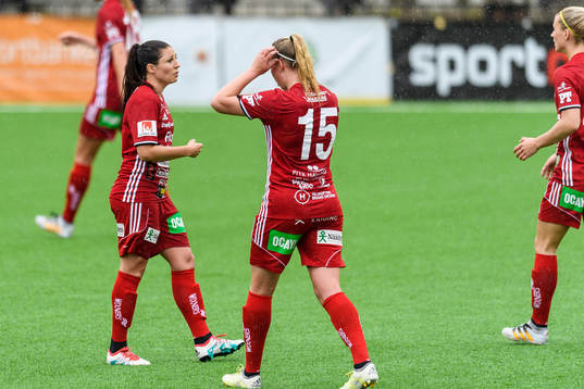 Piteås Josefin Johansson(v) och Ellen Löfqvist(m) deppar