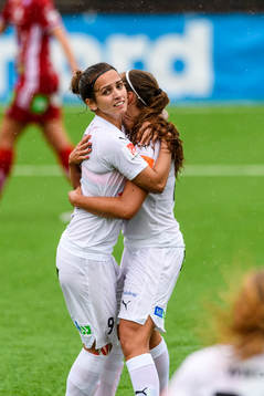 Rosengårds Natasha Andonova(v) kramar om Ebba Wieder(h)