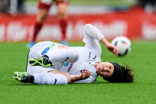 Rosengårds Ella Masar grinar illa