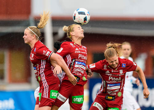 Piteås Emelie Lövgren nickar