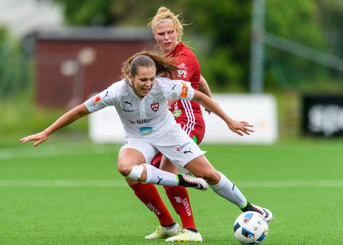 Piteås Ellen Löfqvist tacklar Rosengårds Lieke Martens