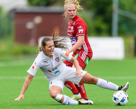 Rosengårds Lieke Martens faller