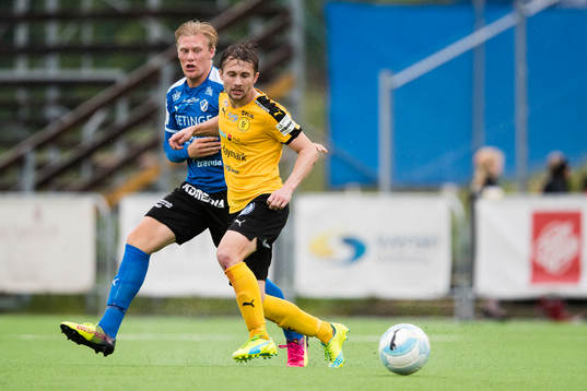 Halmstads Alexander Arvidsson i kamp om bollen med Frejs