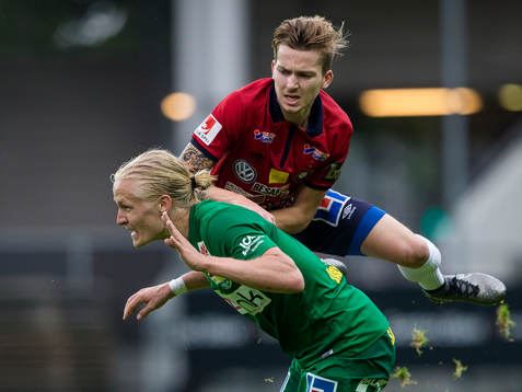 Örgrytes Andreas Östling tacklas av Dalkurds Henrik