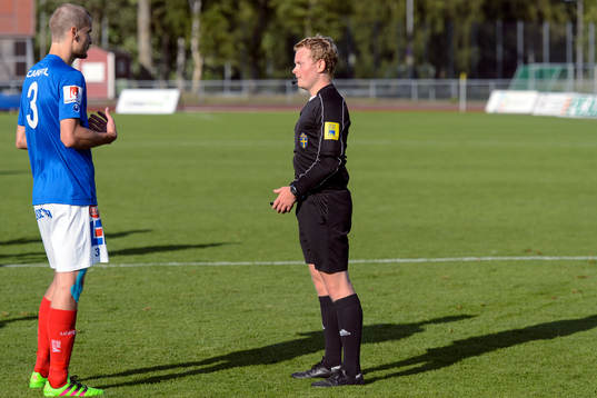 Domare Fredrik Klitte pratar med Åtvidabergs Månz Karlsson