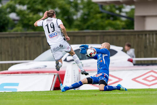 Varbergs målvakt Peter Dahlberg räddar ett skott från