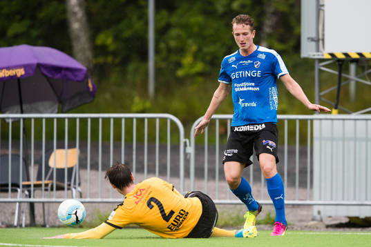 Frejs Jakob Glasberg med en glidtackling framför Halmstads