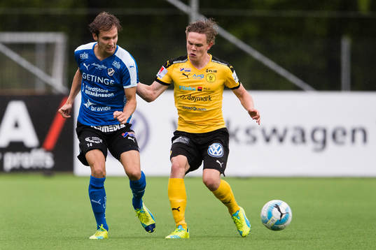 Halmstads Alexander Henningsson i kamp om bollen med Frejs