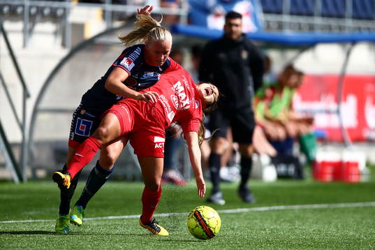Linköpings Stina Blackstenius och Eskilstunas Malin Diaz i