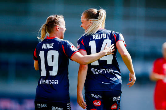 Linköpings Fridolina Rolfö och Kristine Minde jublar