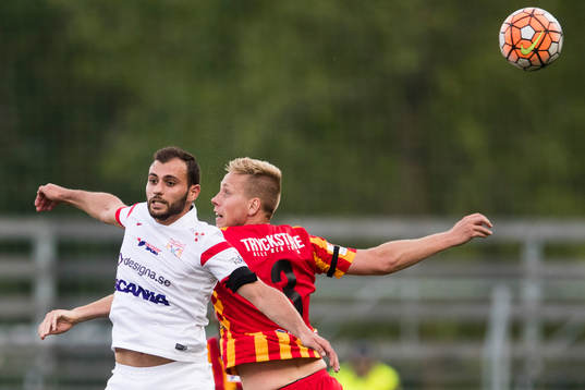 Assyriskas Mattias Genc i en nickduell med Syrianskas