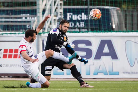 Assyriskas Mattias Genc och Syrianskas målvakt Dejan Garaca