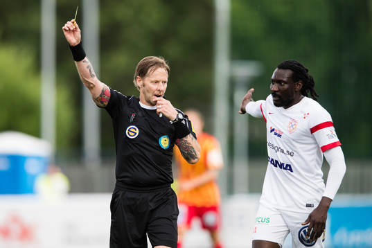 Domare Lars Olsson och Assyriskas Ugonna Anyora