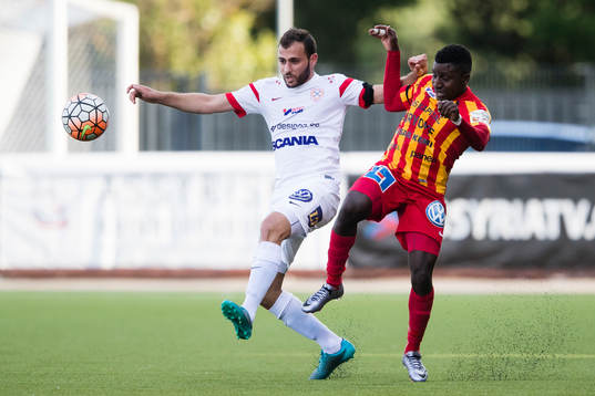 Assyriskas Mattias Genc i kamp om bollen med Syrianskas