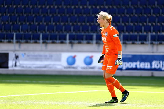Eskilstunas målvakt Emelie Lundberg reagerar