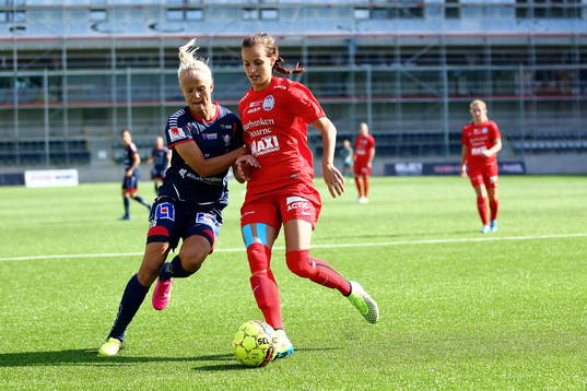 Linköpings Pernille Harder och Eskilstunaspelare