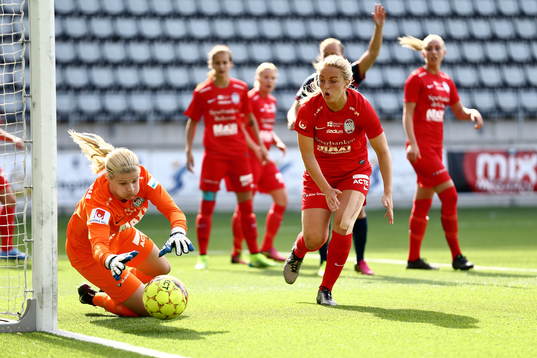 Eskilstunas målvakt Emelie Lundberg räddar