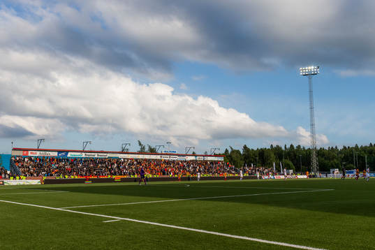 Syrianskas supportrar följer spelet på Södertälje Arena