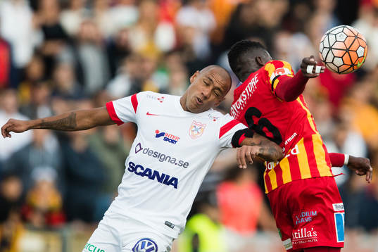 Assyriskas Alessandro Pereira i en nickduell med Syrianskas