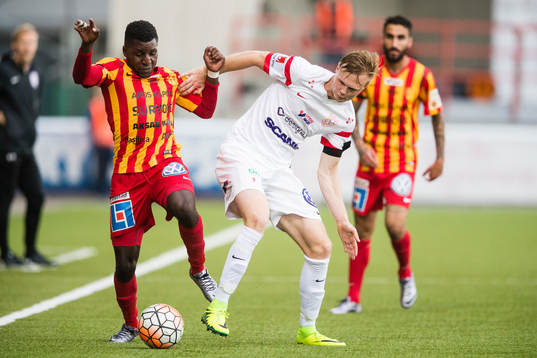 Syrianskas Samuel Akintioye i kamp om bollen med Assyriskas