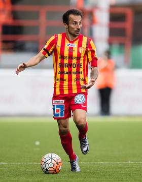 Syrianskas Louay Chanko med bollen