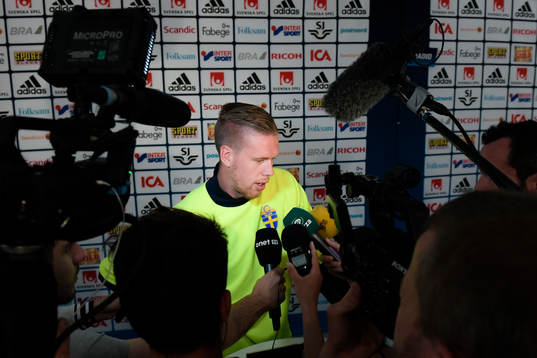 Sveriges Pontus Jansson i mixade zonen före Sveriges