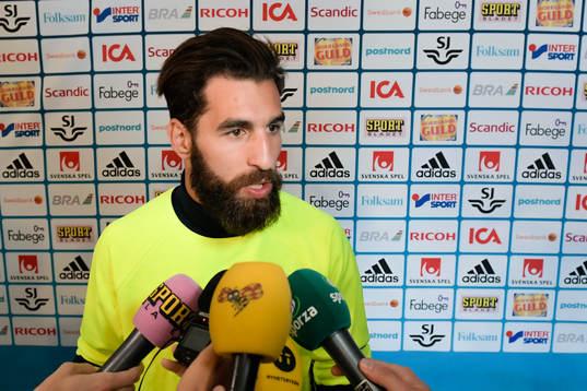 Sveriges Jimmy Durmaz  i mixade zonen före Sveriges