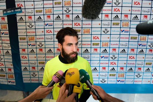 Sveriges Jimmy Durmaz  i mixade zonen före Sveriges
