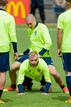 Sveriges John Guidetti med Victor Nilsson Lindelöf på