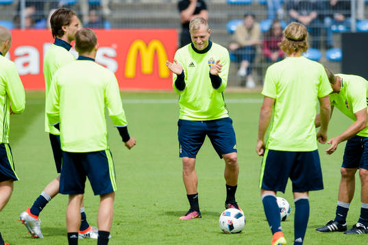Sveriges John Guidetti dansar med laget
