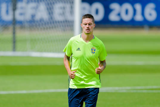 Sveriges Mikael Lustig värmer upp