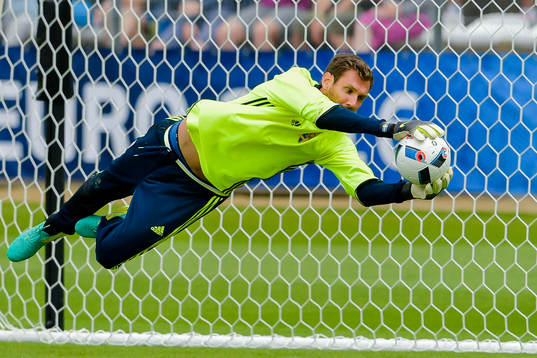 Sveriges målvakt Andreas Isaksson på Sveriges