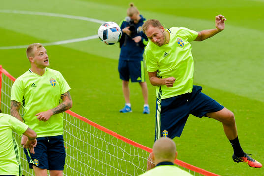Sveriges Andreas Granqvist provar att nicka bollen förbi