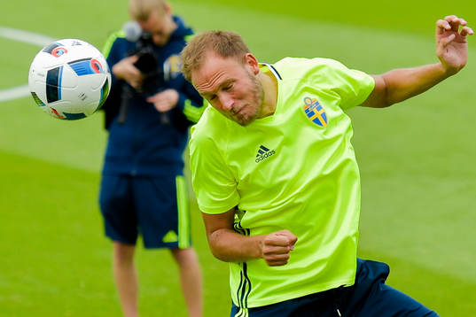 Sveriges Andreas Granqvist provar att nicka bollen på