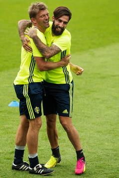 Players manager Marcus Allbäck och Jimmy Durmaz kramas om