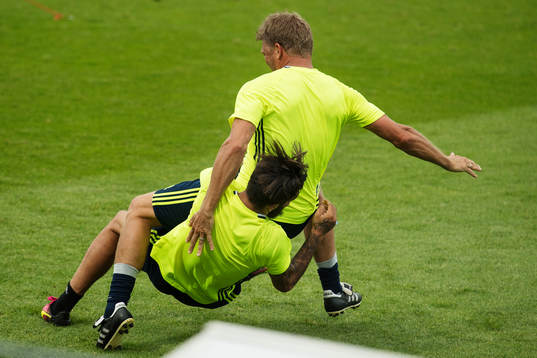 Jimmy Durmaz brottar ner players manager Marcus Allbäck