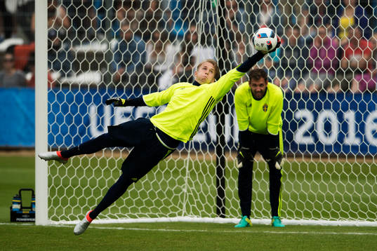 Patrik Carlgren räddar ett skott framför Andreas Isaksson