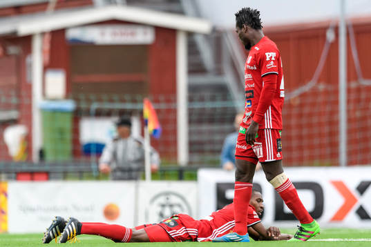 s Tetteh Komey tittar på en liggare Akeil Barrett
