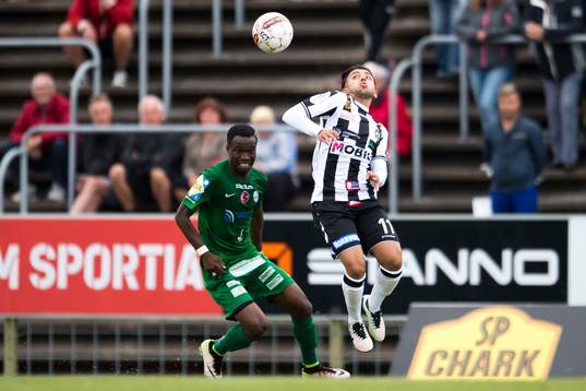 Landskronas Saber Azizi och Prespas Kwame Adom Frimpong
